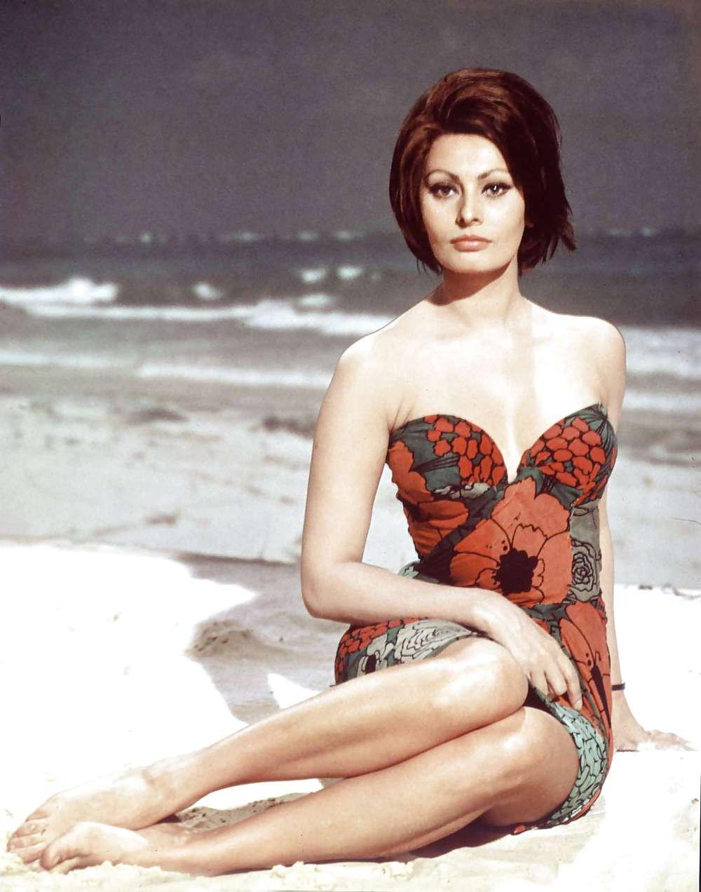 25P Sophia Loren Foot Pics