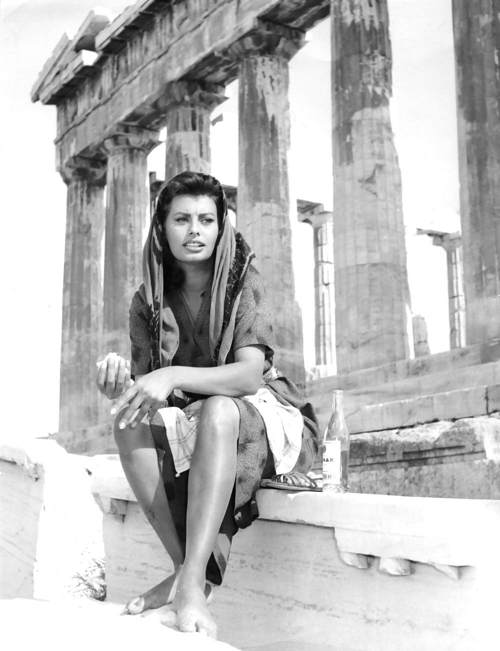 25P Sophia Loren Foot Pics