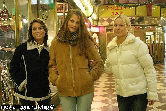 16P Lesbian Friends Pick up a Straight Girl at the Mall