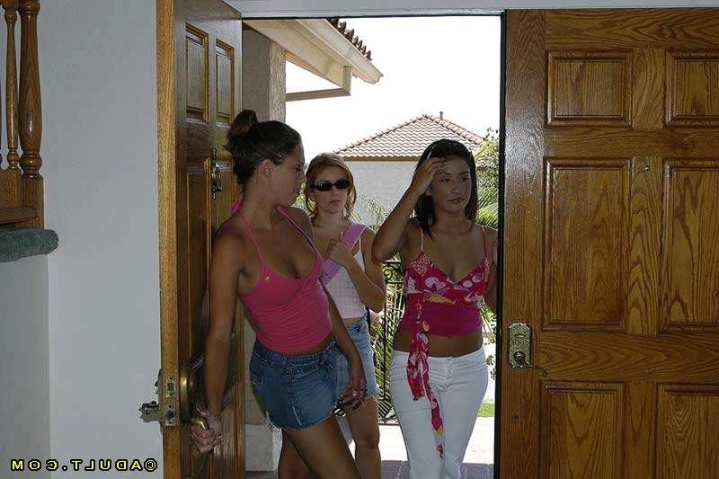 16P Cute lesbian babes threesome sex and pussy eating