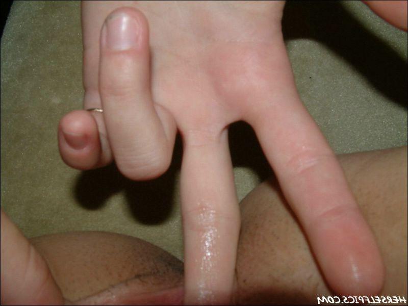 15P Girl fingers her friends cunt in a the backseat