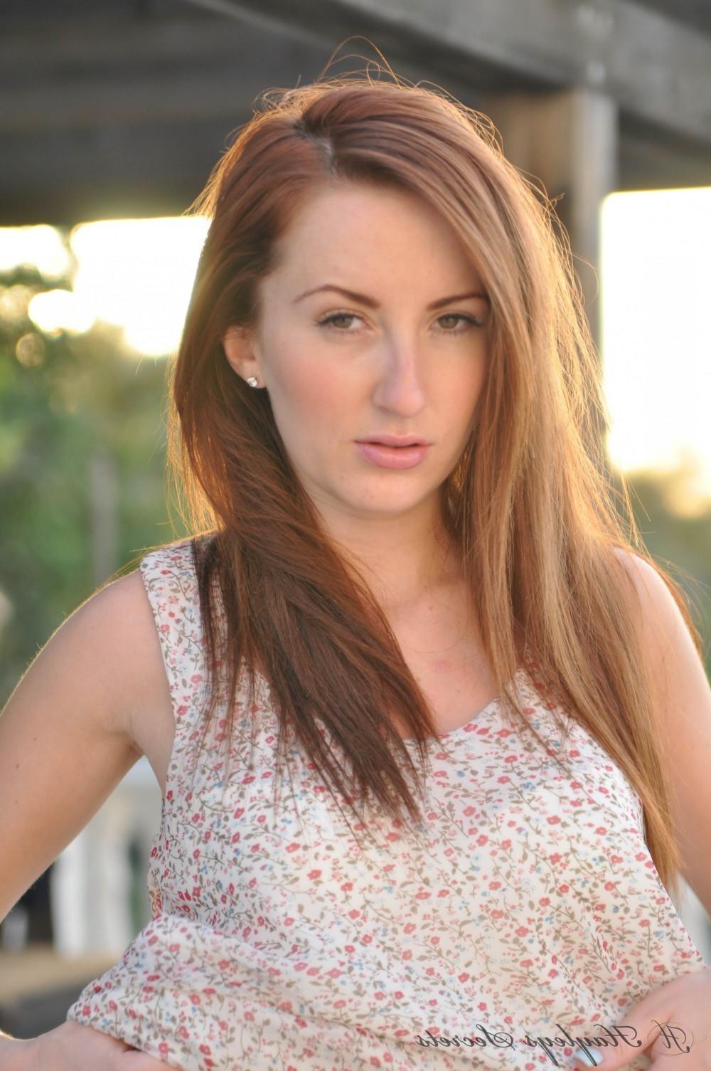 12P Hot babe Sophia Smith spreads outdoor