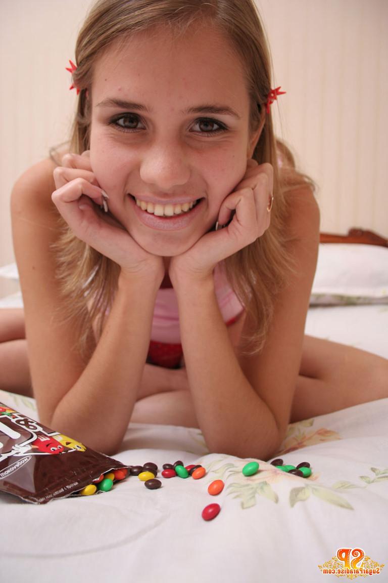 20P Blonde chick scattered candies