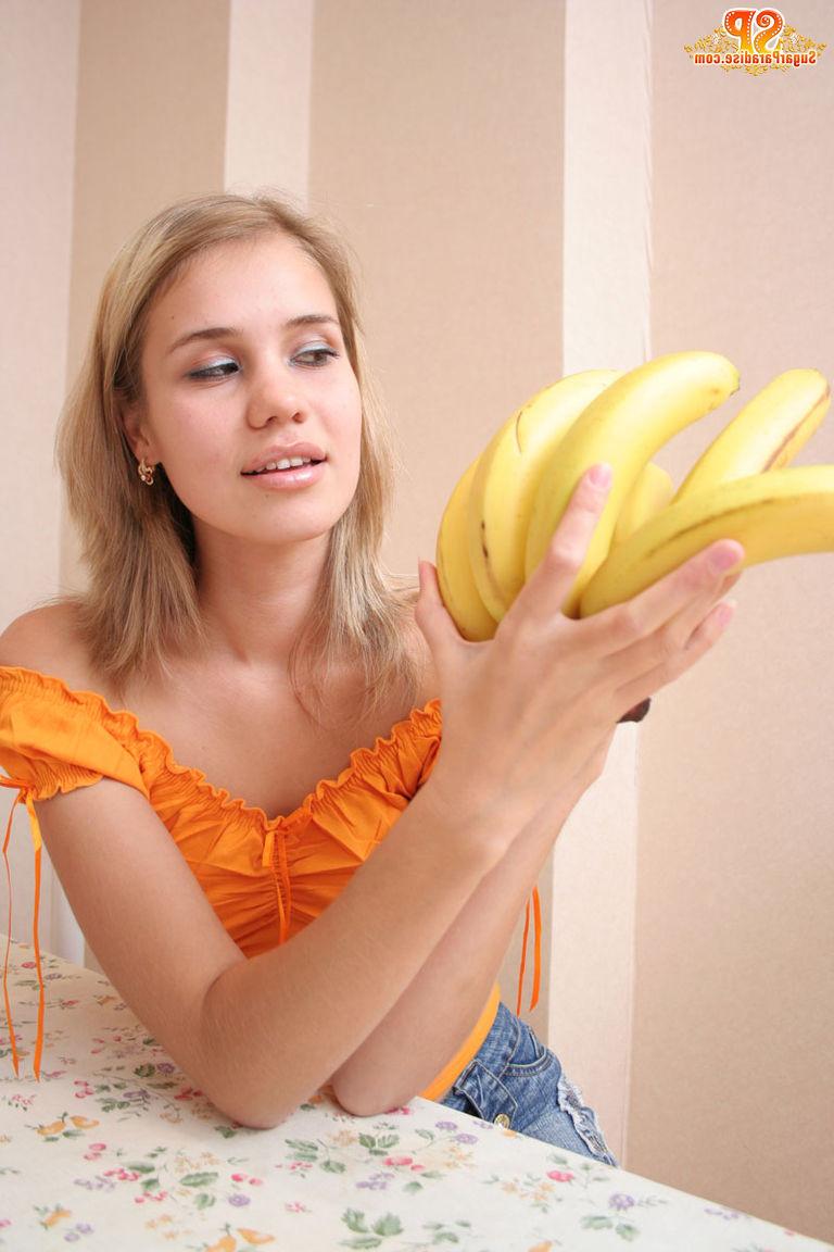 20P Breathtaking Girl with Bananas