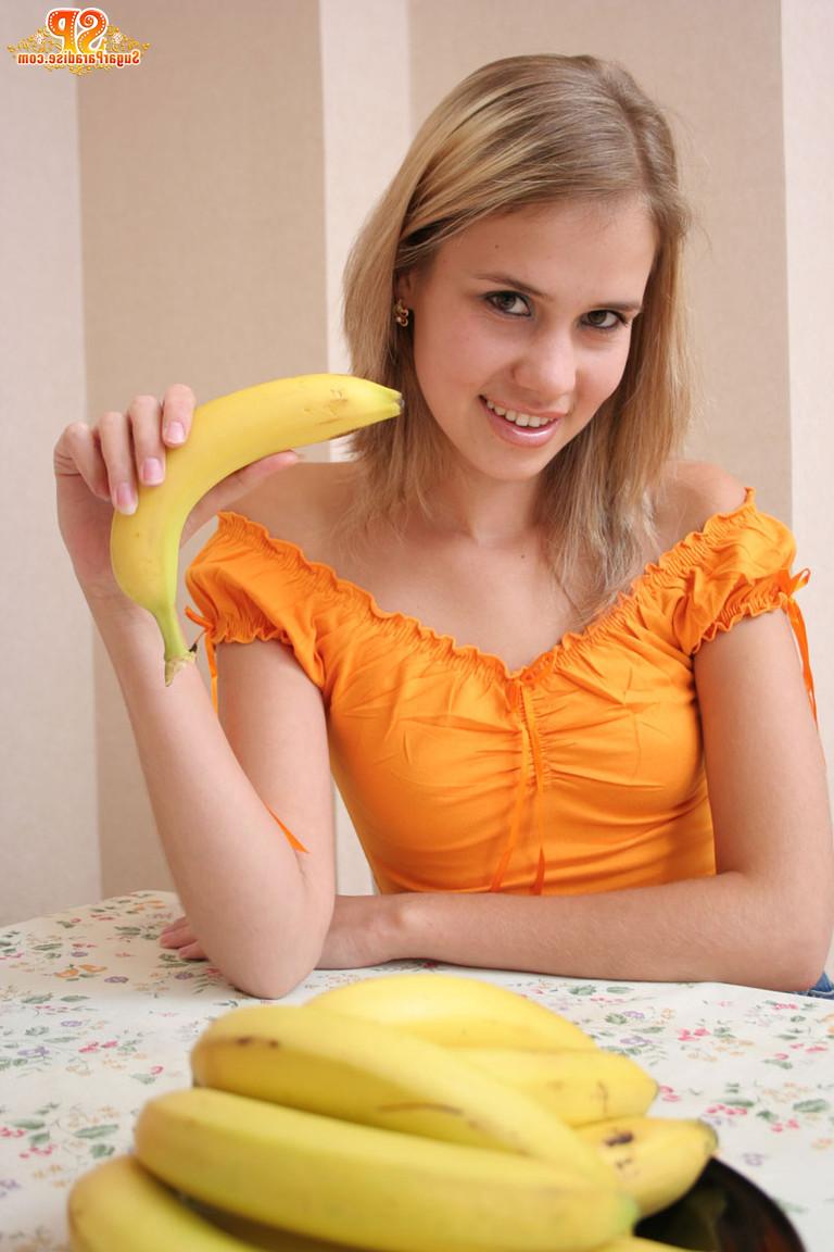 20P Breathtaking Girl with Bananas