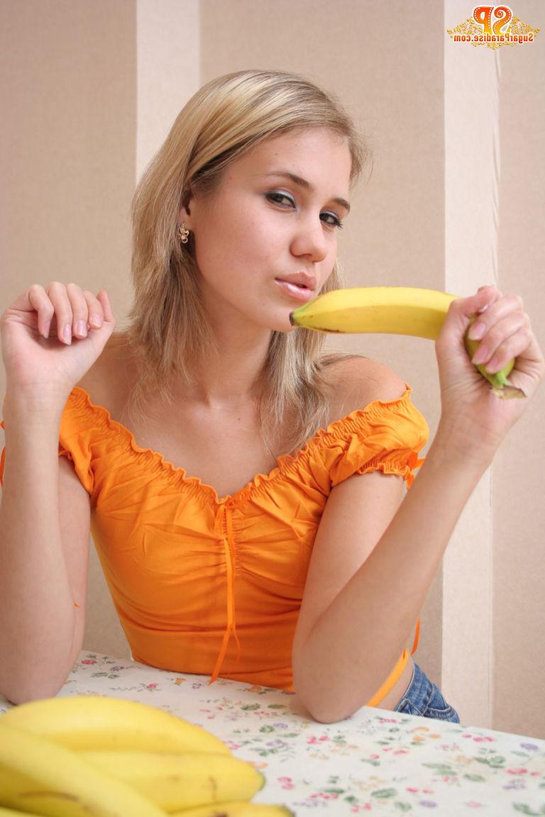 20P Breathtaking Girl with Bananas