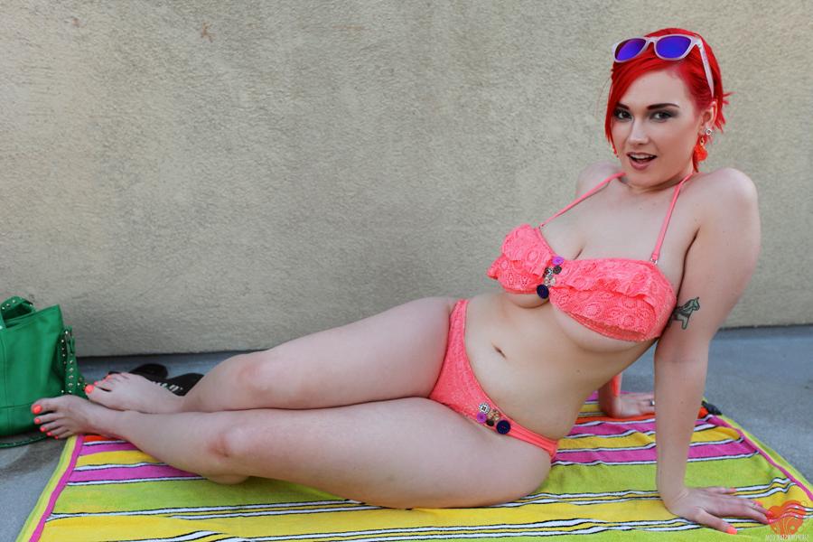 12P SIRI BIG TIT REDHEAD SOLO TEASE