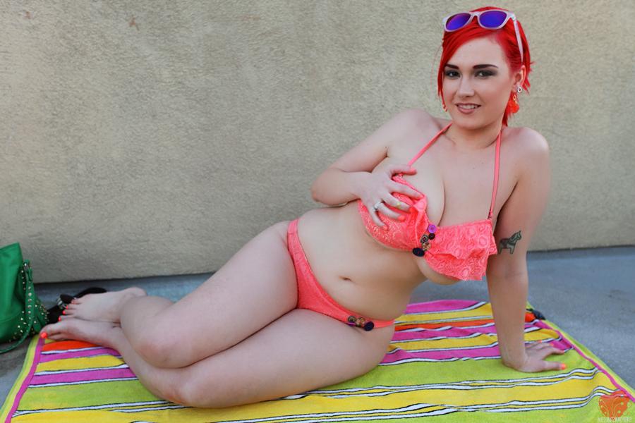12P SIRI BIG TIT REDHEAD SOLO TEASE