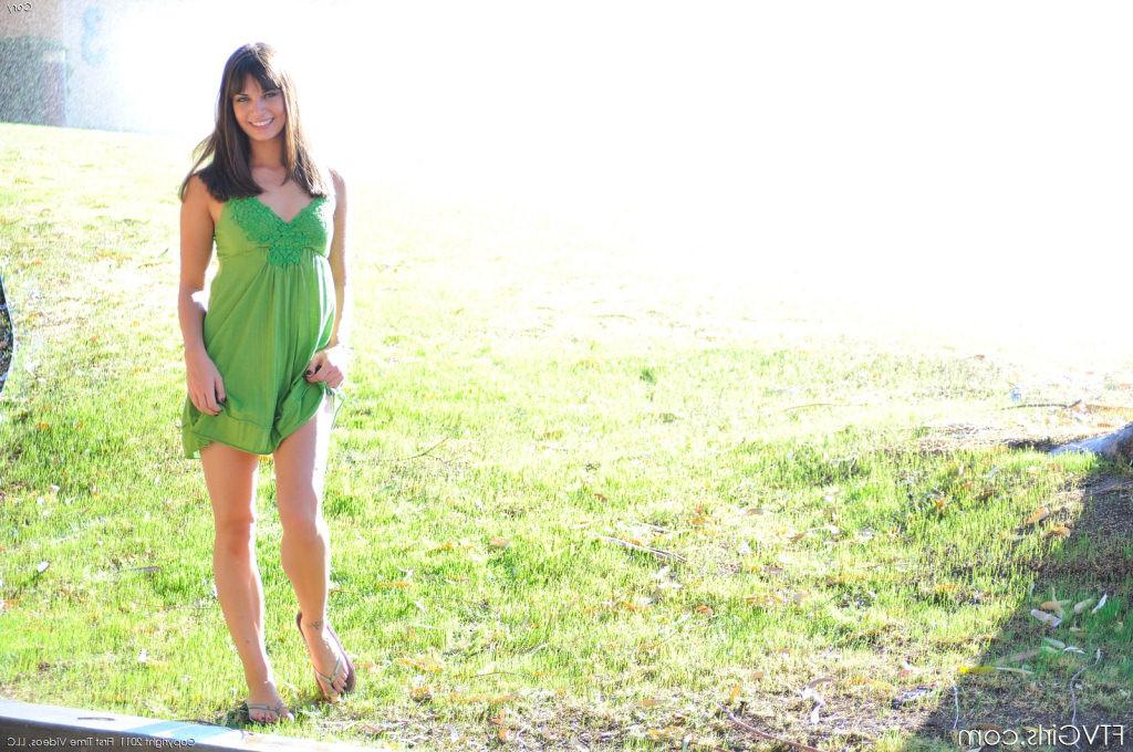 16P Amazing brunette babe with sexy body fist fucking her pink pussy