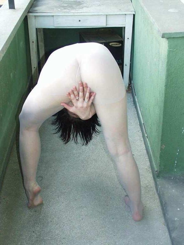 16P Amateur babe fingering pussy hard in the balcony