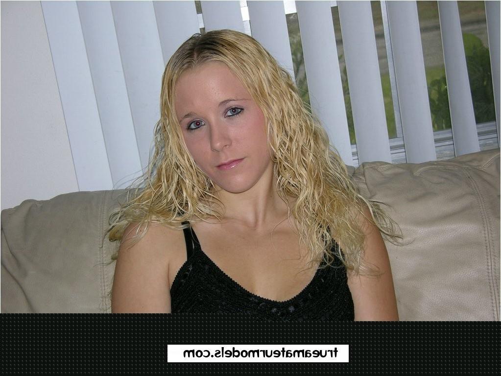 15P sweet amateur honey exposing pierced pussy lips