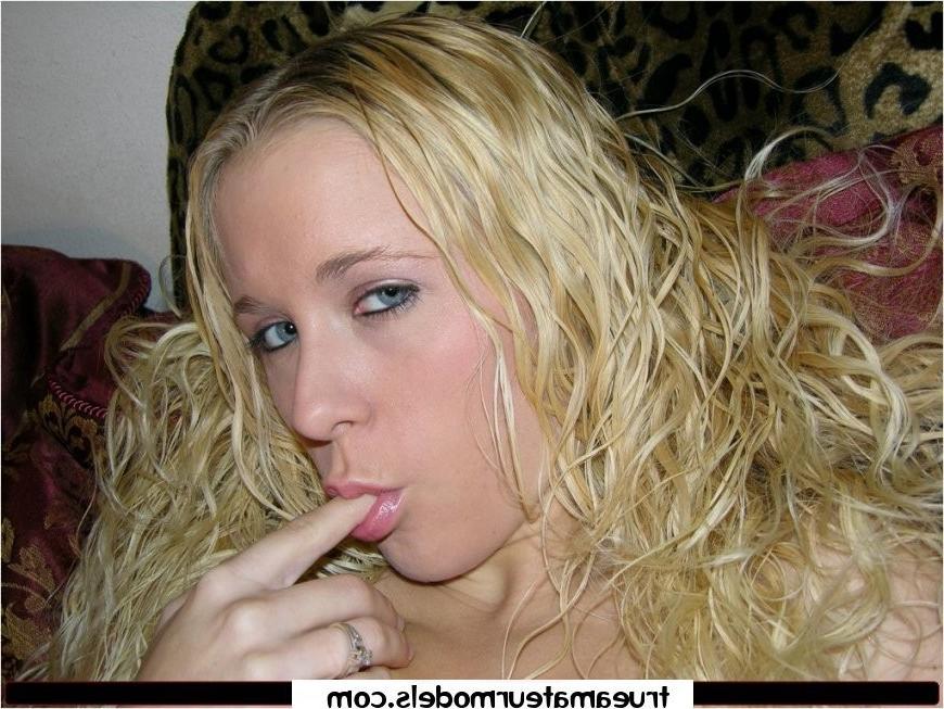15P sweet amateur honey exposing pierced pussy lips