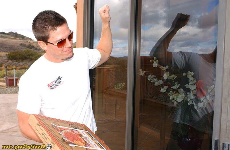 10P MILF bekommt eine Überraschungspizza mit einem Schwanz-Muschi-Ficker