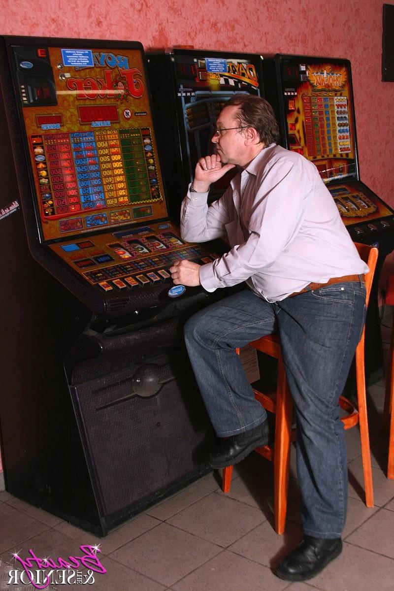 15P Sexy brunette babe pleases a senior jackpot winner