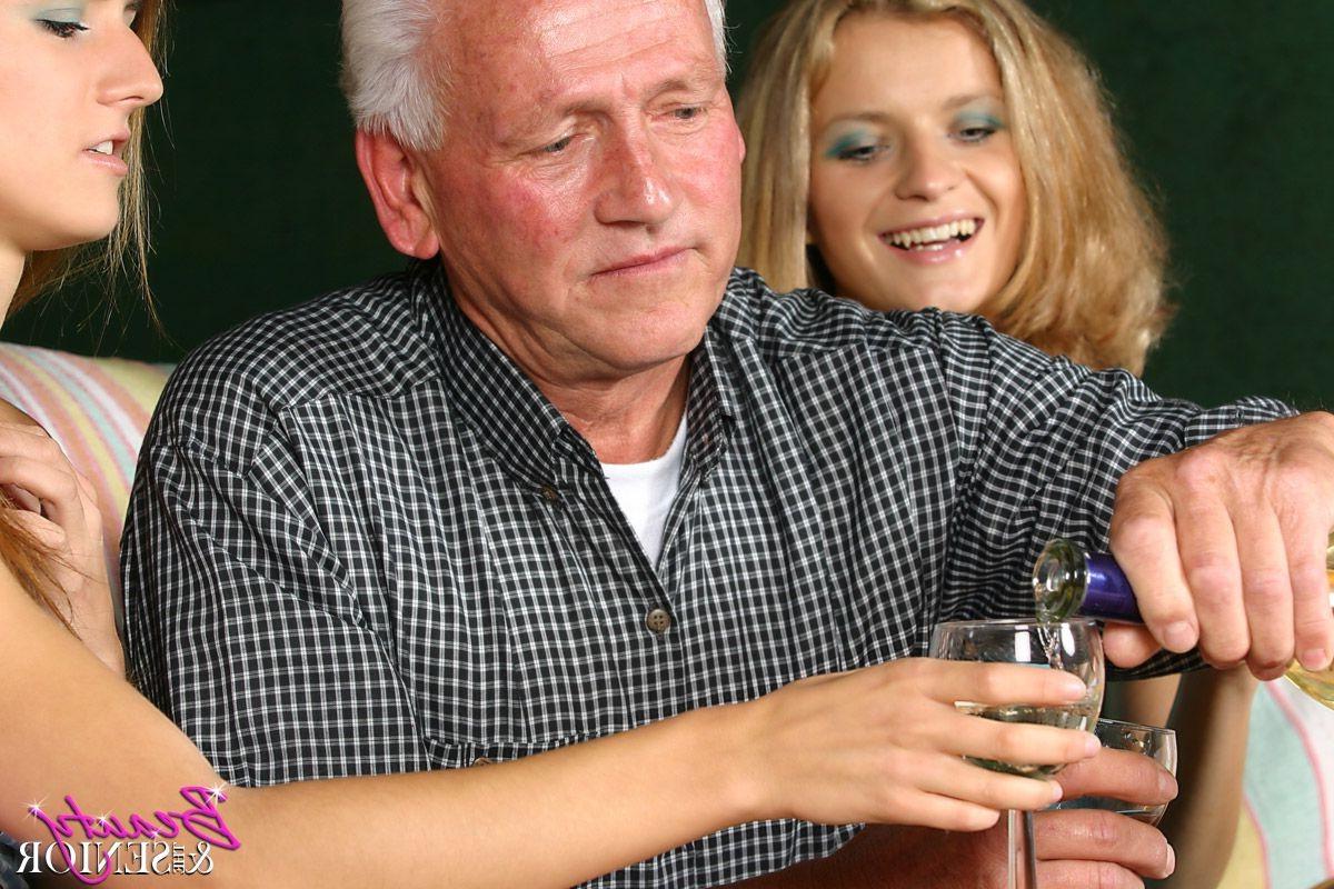 14P Horny grey senior enjoys two sweet babe pussies