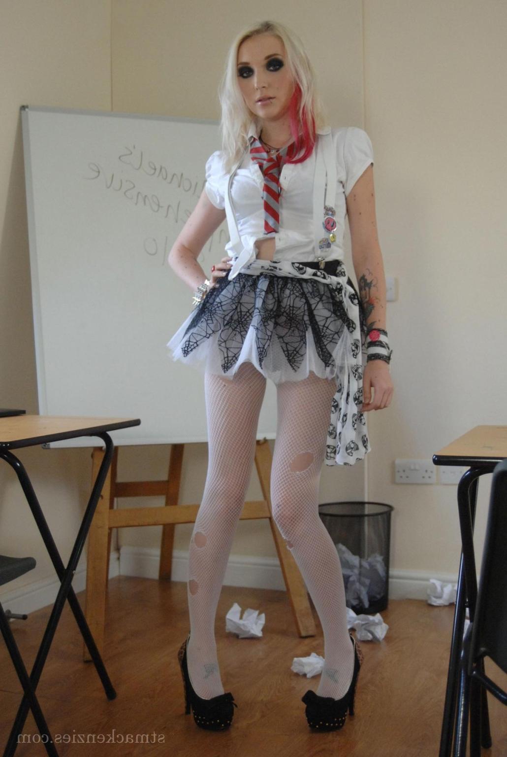 15P Emo blonde schoolgirl
