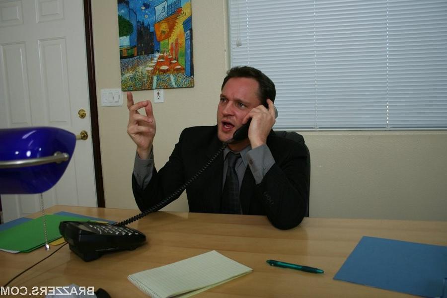 16P A very sexy babe in office sucking cock of his boss