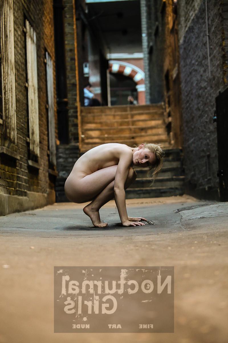8P Girl is posing nude in the street