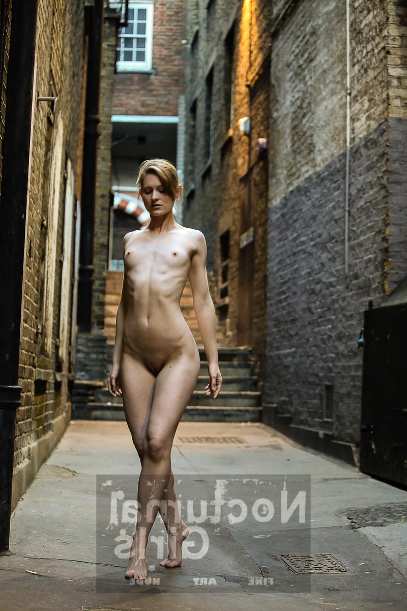 8P Girl is posing nude in the street