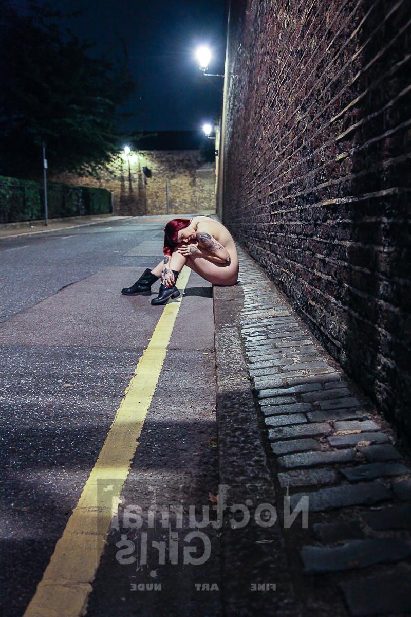 8P Shay Hendrix Posing nude in the night time
