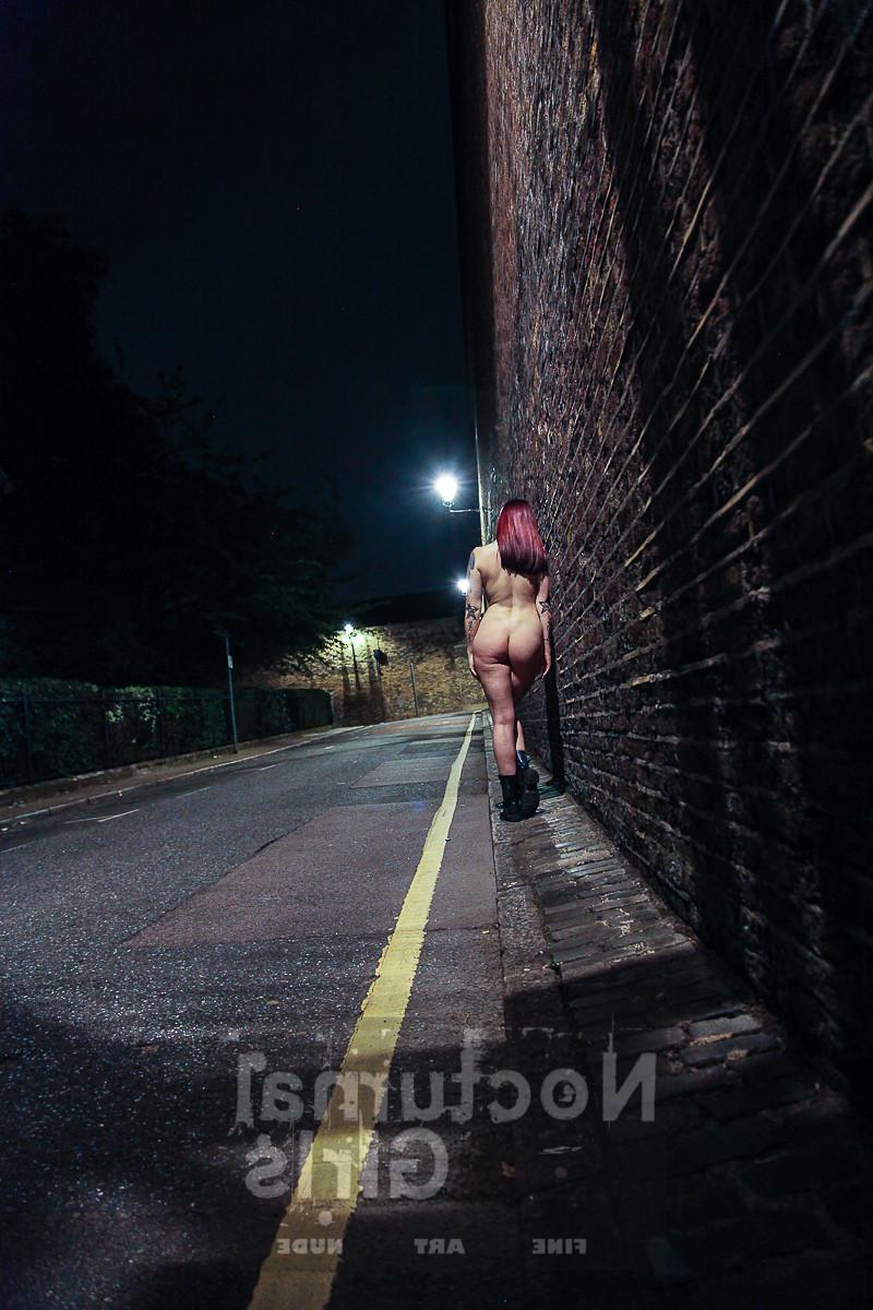 8P Shay Hendrix Posing nude in the night time