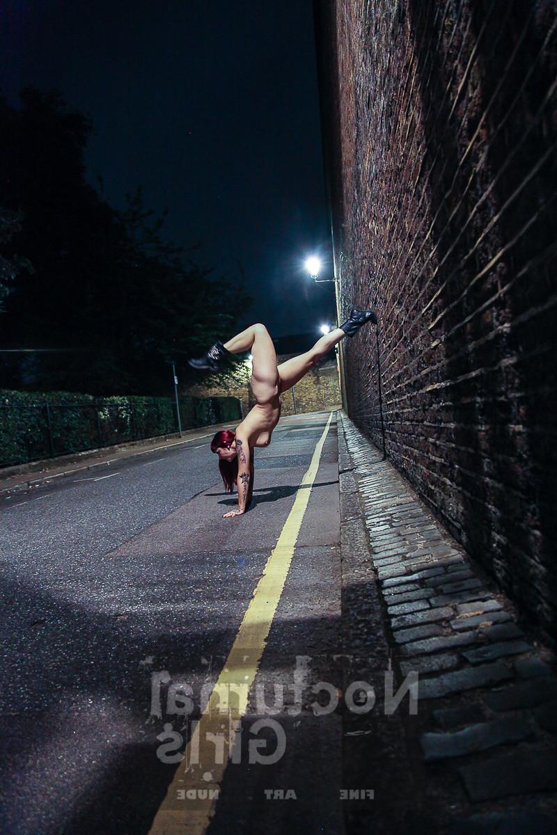 8P Shay Hendrix Posing nude in the night time