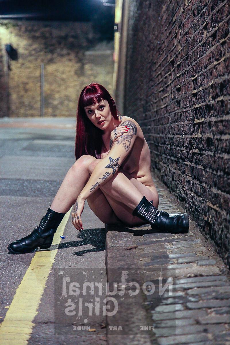8P Shay Hendrix Posing nude in the night time