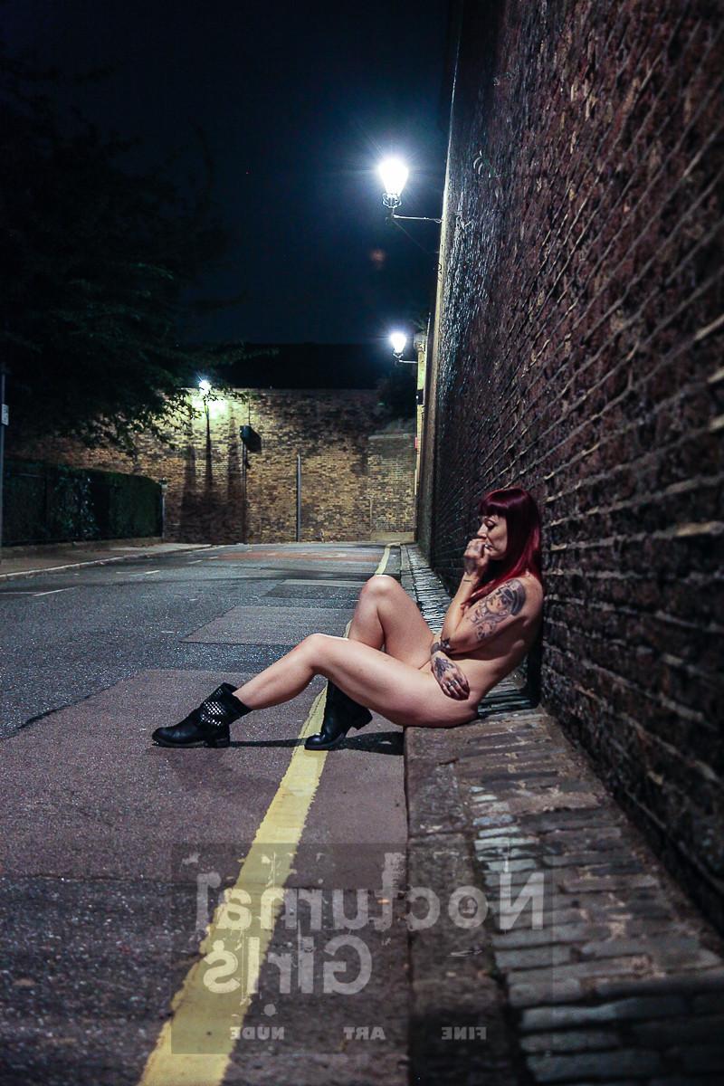 8P Shay Hendrix Posing nude in the night time