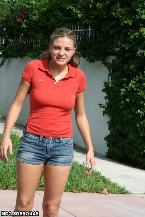 16P a babe shows her tits on street loves handjob