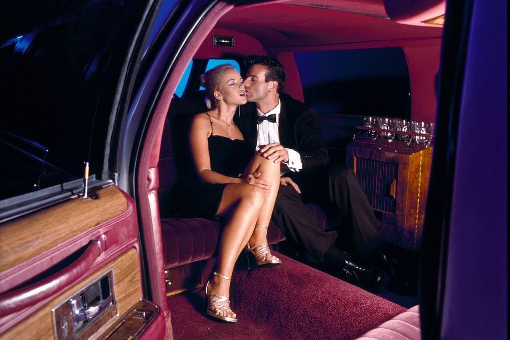 6P Exibitionist couple having outdoor public sex on limo backseat