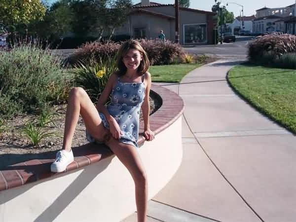 16P Cute Local Chick Flashing Outdoors On The Street