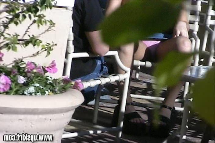 16P Telephoto Upskirt Panty Spy Catches Crotch Closeups