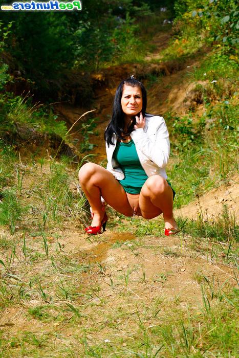 16P Hot babe goes out commando and pisses in the woods