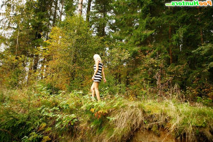 16P Outdoor peeing show from loose yet sexy blonde ho