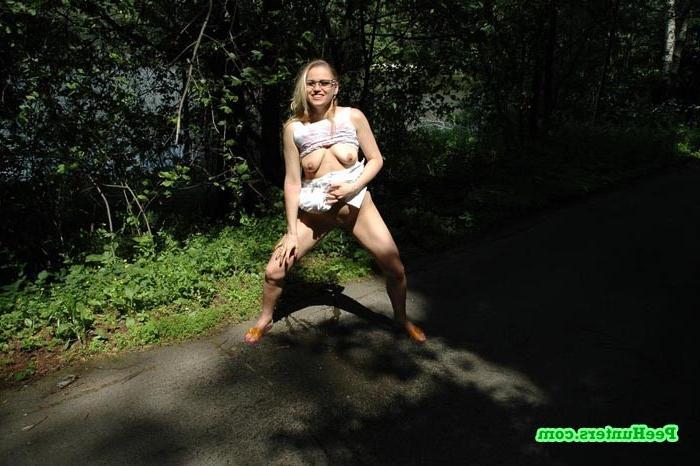 16P Delicious blondie pisses up a storm in the woods