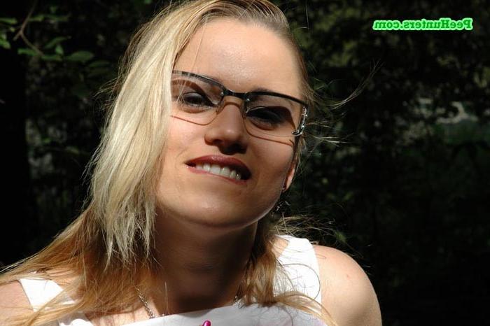 16P Delicious blondie pisses up a storm in the woods
