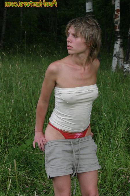 16P Cute teen peeing in the park