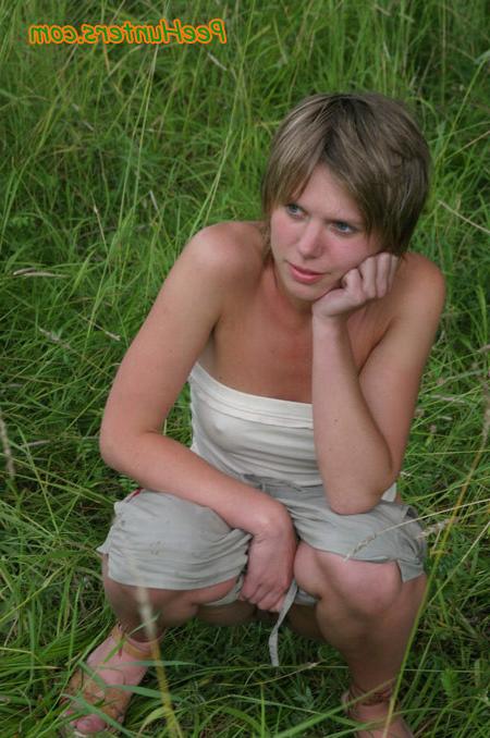 16P Cute teen peeing in the park