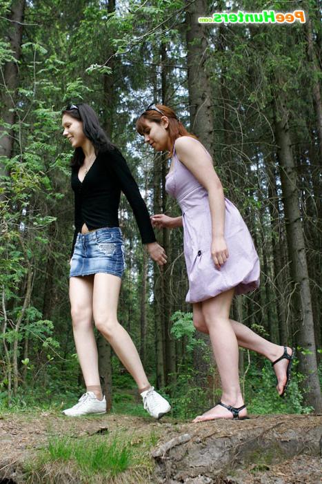 16P Chicks with cute pussies busted peeing in the park