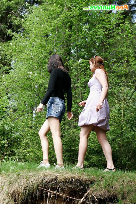 16P Chicks with cute pussies busted peeing in the park