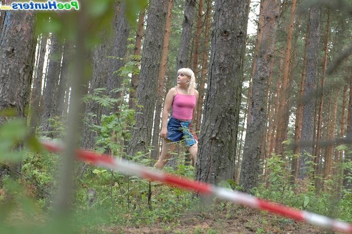 16P Blonde ho lets out a huge spray of steamy piss