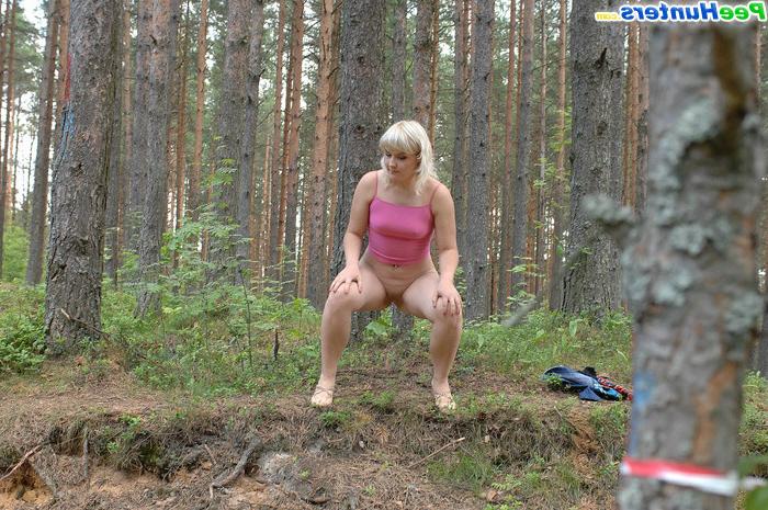 16P Blonde ho lets out a huge spray of steamy piss
