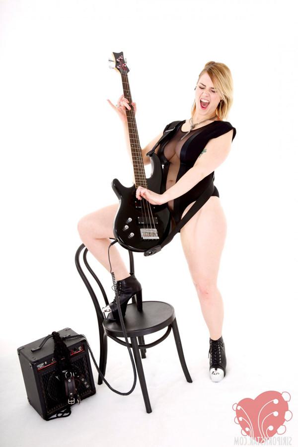 12P PORNSTAR SIRI IS A LITTLE BIT ROCK AND ROLL AND SEXY