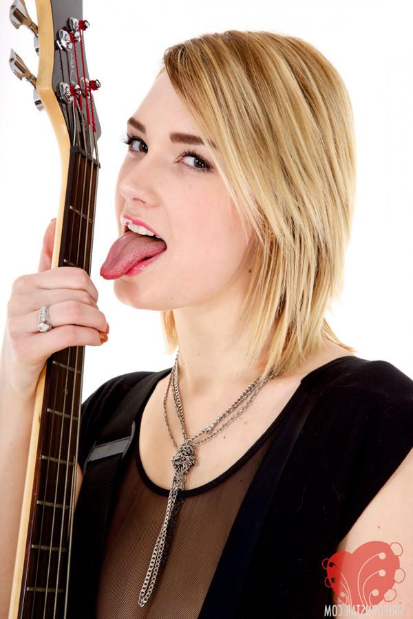 12P PORNSTAR SIRI IS A LITTLE BIT ROCK AND ROLL AND SEXY