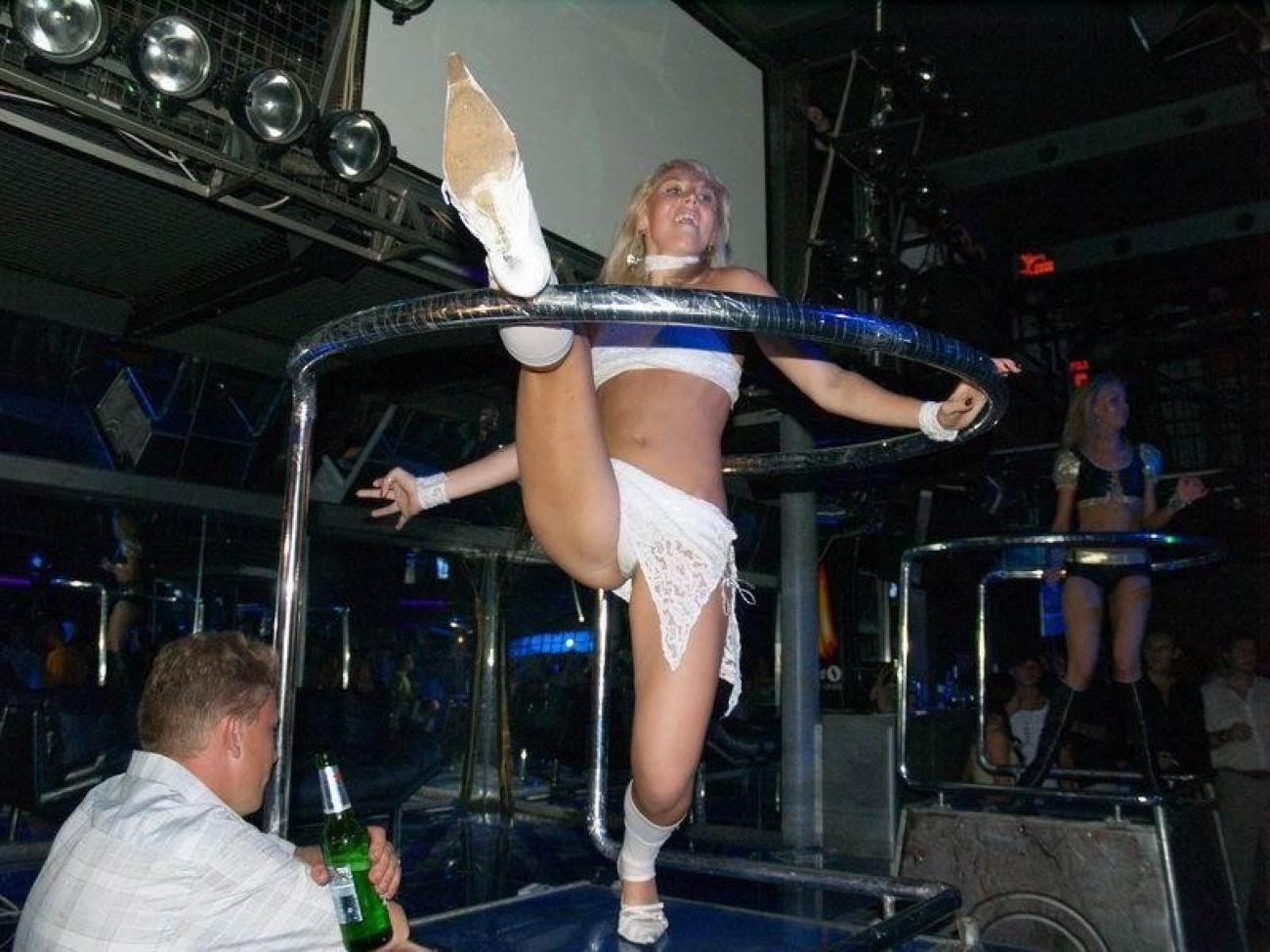 15P Hot pics of campus hotties doing wild things in the nude