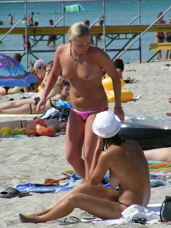 12P Nudisten haben Spaß am Strand
