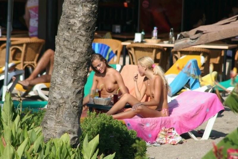 12P Nudisten haben Spaß am Strand