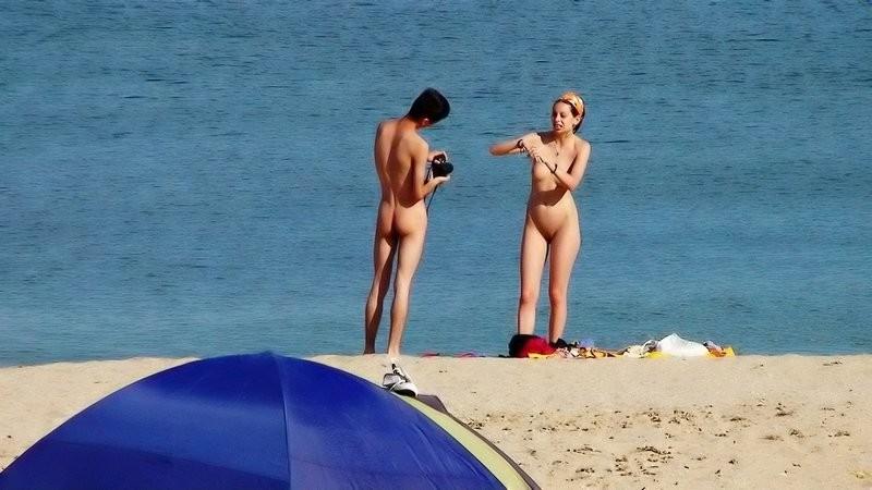 12P Nudisten haben Spaß am Strand