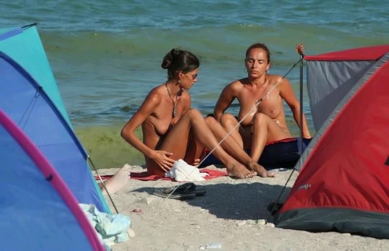 12P Nude next door people on the beach