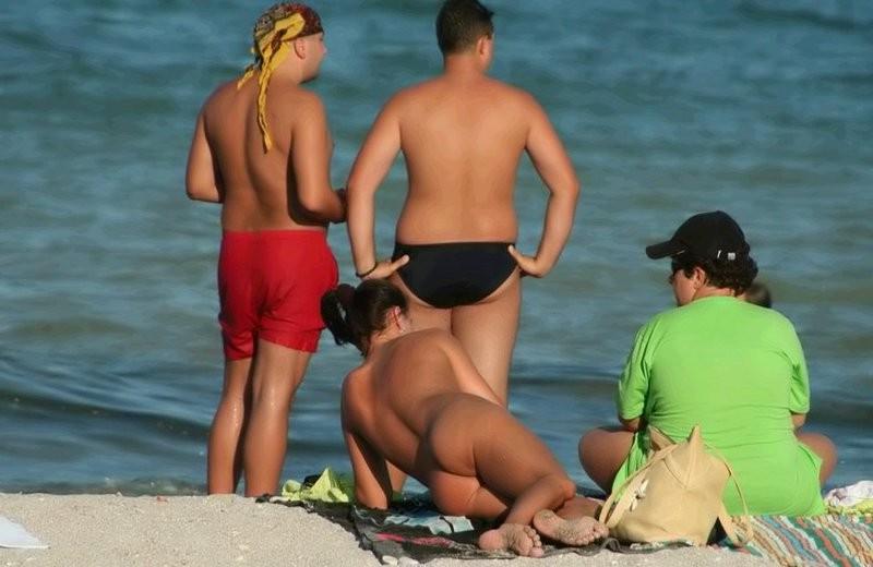 12P Nude next door people on the beach
